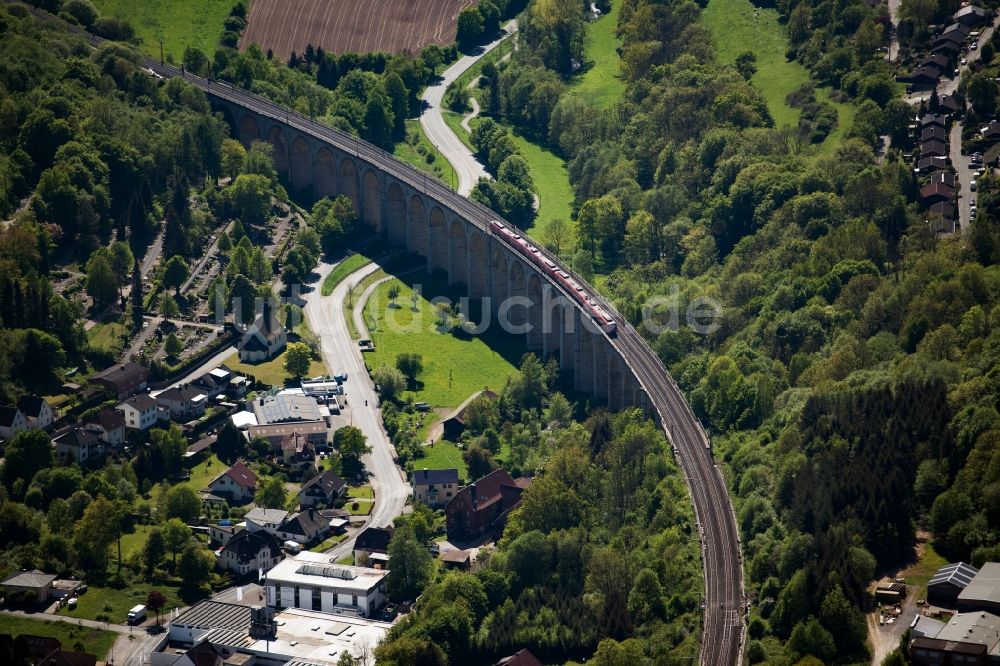 Altenbeken von oben - Viadukt des Bahn- Brückenbauwerk in Altenbeken im Bundesland Nordrhein-Westfalen, Deutschland