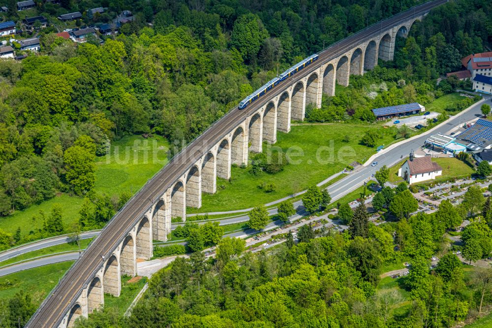 Luftaufnahme Altenbeken - Viadukt des Bahn- Brückenbauwerk in Altenbeken im Bundesland Nordrhein-Westfalen, Deutschland