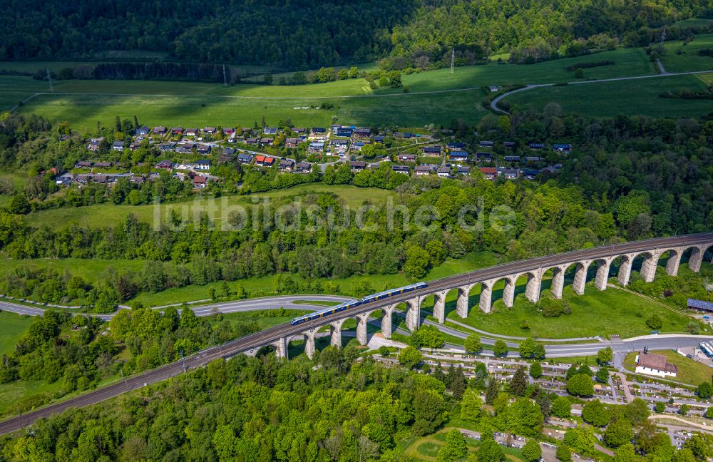 Altenbeken von oben - Viadukt des Bahn- Brückenbauwerk in Altenbeken im Bundesland Nordrhein-Westfalen, Deutschland