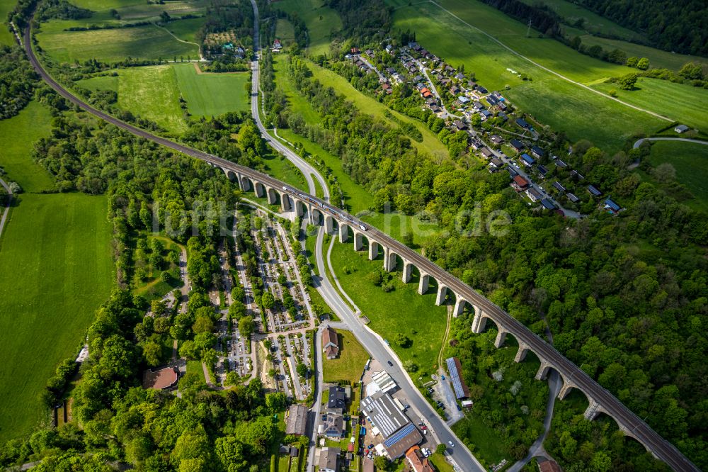 Altenbeken von oben - Viadukt des Bahn- Brückenbauwerk in Altenbeken im Bundesland Nordrhein-Westfalen, Deutschland