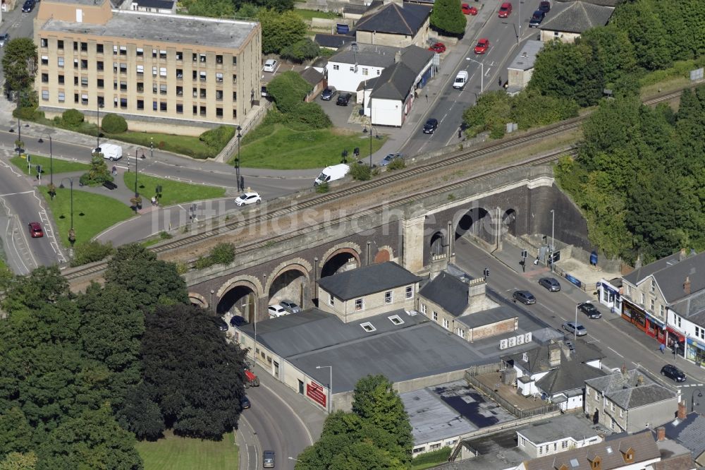 Chippenham von oben - Viadukt des Bahn- Brückenbauwerk in Chippenham in England, Vereinigtes Königreich