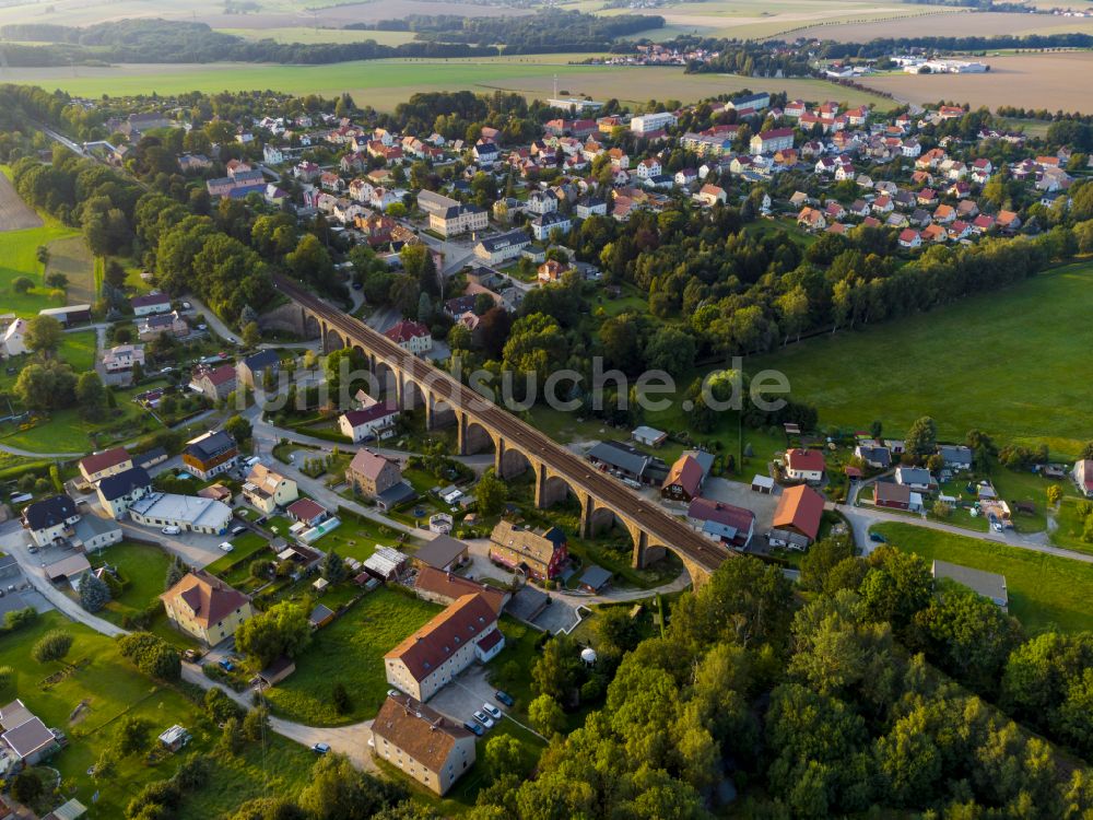 Demitz-Thumitz aus der Vogelperspektive: Viadukt des Bahn- Brückenbauwerk in Demitz-Thumitz im Bundesland Sachsen, Deutschland