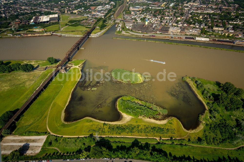 Duisburg von oben - Viadukt des Bahn- Brückenbauwerk in Duisburg im Bundesland Nordrhein-Westfalen