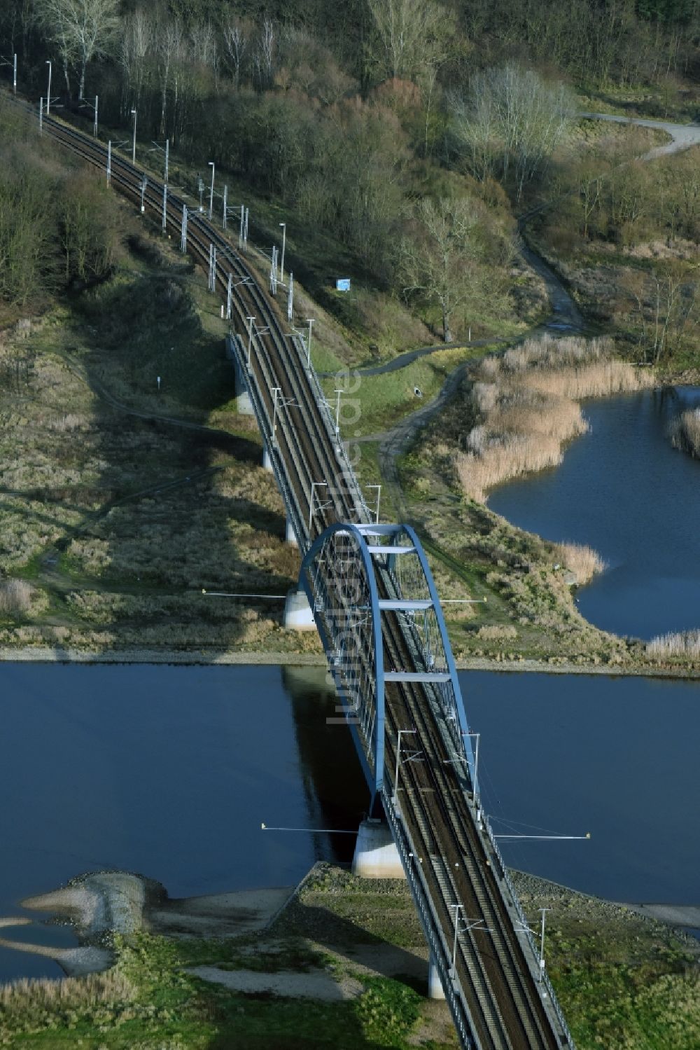 Frankfurt (Oder) von oben - Viadukt des Bahn- Brückenbauwerk in Frankfurt (Oder) im Bundesland Brandenburg