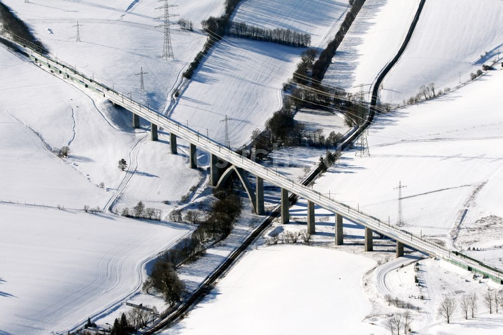 Wolfsberg von oben - Viadukt des Bahn- Brückenbauwerk in Gräfinau-Angstedt im Bundesland Thüringen