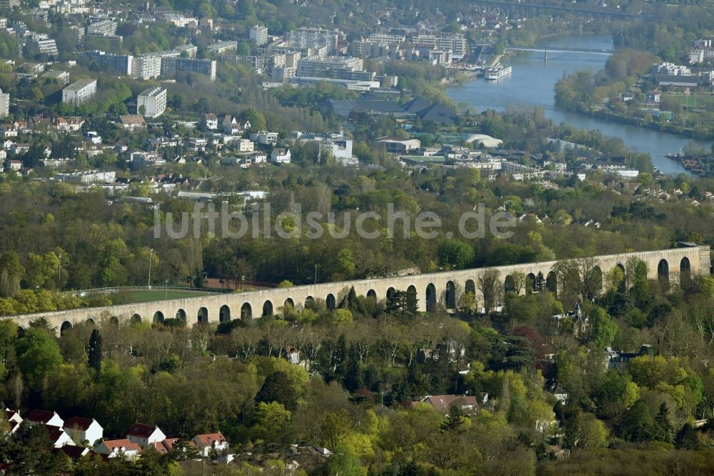 Luftaufnahme Marly-le-Roi - Viadukt des Bahn- Brückenbauwerk in Marly-le-Roi in Ile-de-France, Frankreich