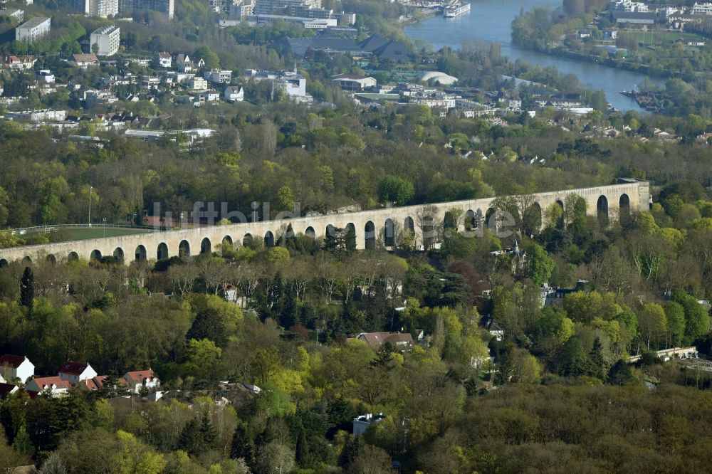 Marly-le-Roi von oben - Viadukt des Bahn- Brückenbauwerk in Marly-le-Roi in Ile-de-France, Frankreich