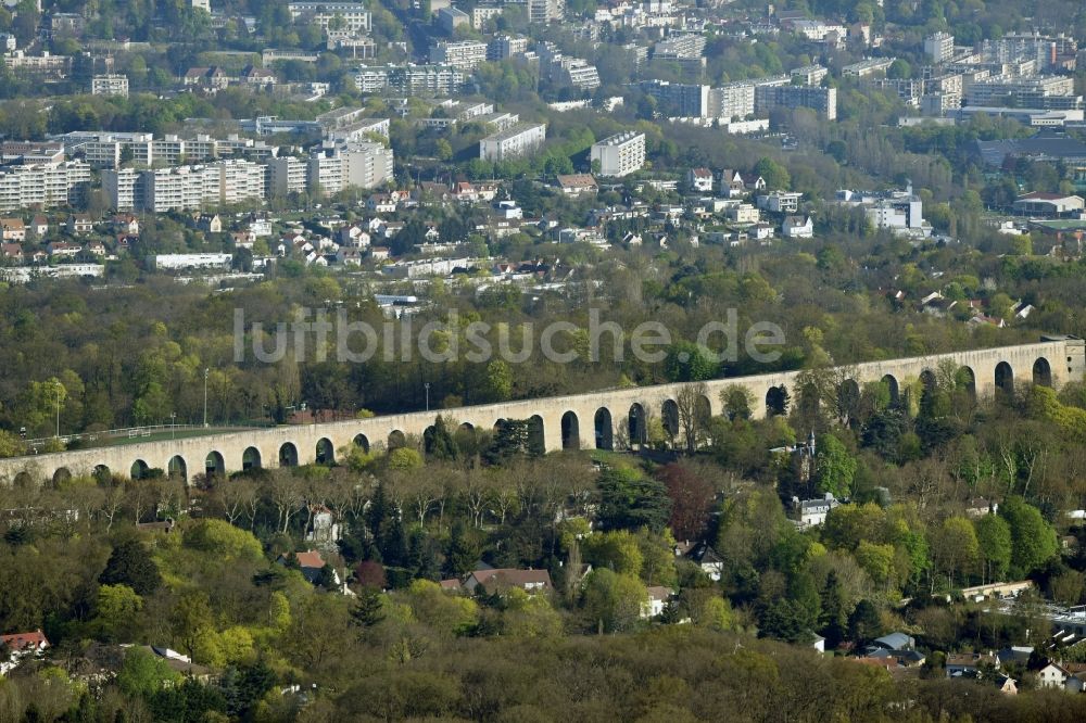 Luftaufnahme Marly-le-Roi - Viadukt des Bahn- Brückenbauwerk in Marly-le-Roi in Ile-de-France, Frankreich