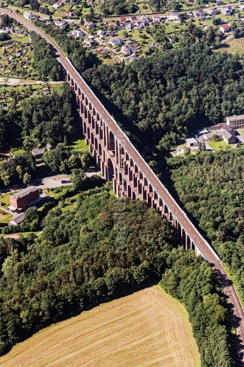 Netzschkau von oben - Viadukt des Bahn- Brückenbauwerk in Netzschkau im Bundesland Sachsen, Deutschland