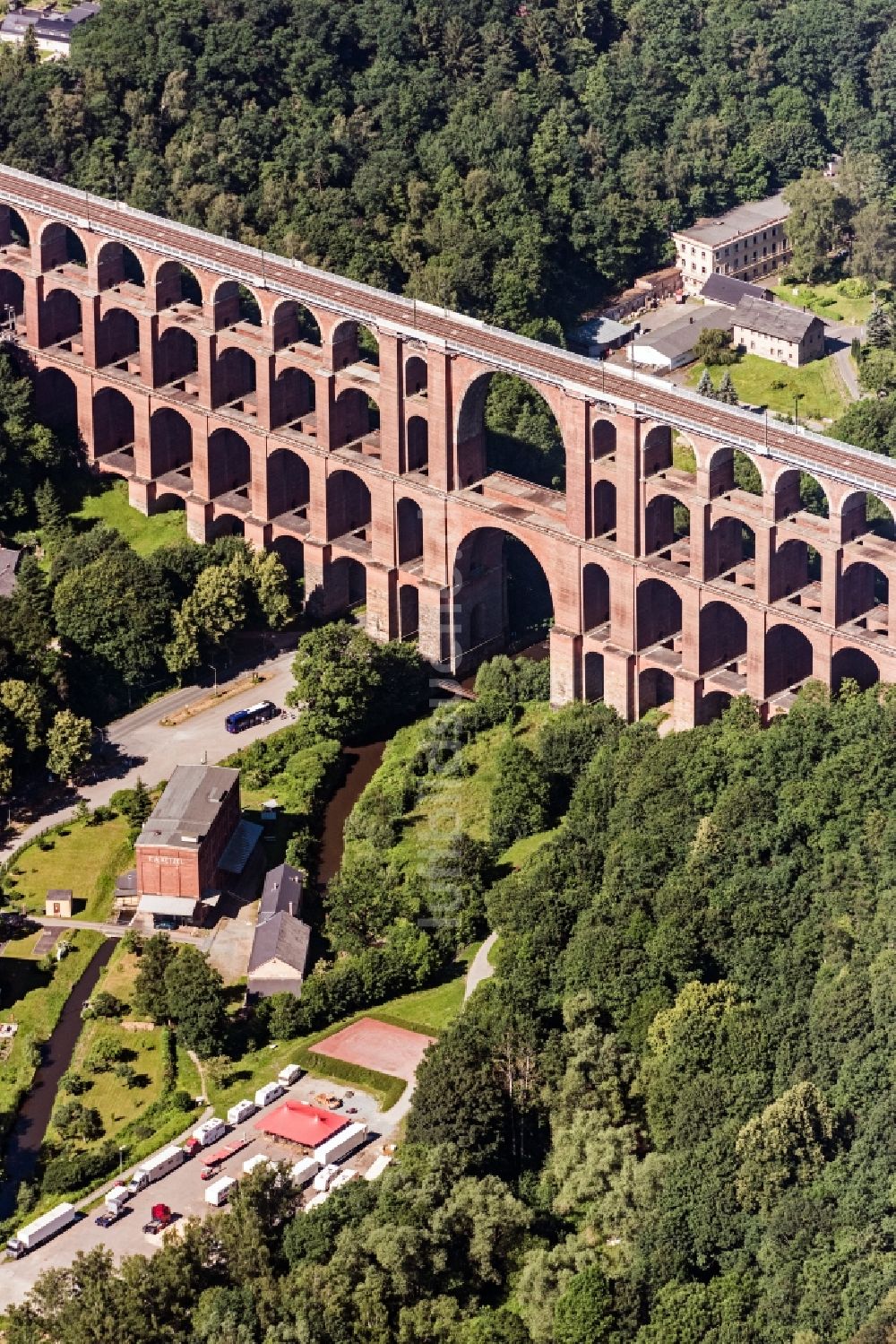 Luftaufnahme Netzschkau - Viadukt des Bahn- Brückenbauwerk in Netzschkau im Bundesland Sachsen, Deutschland