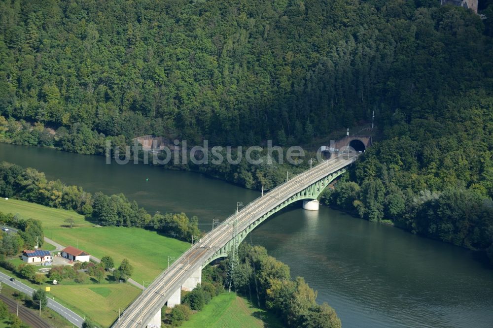 Neuendorf von oben - Viadukt des Bahn- Brückenbauwerk in Neuendorf im Bundesland Bayern