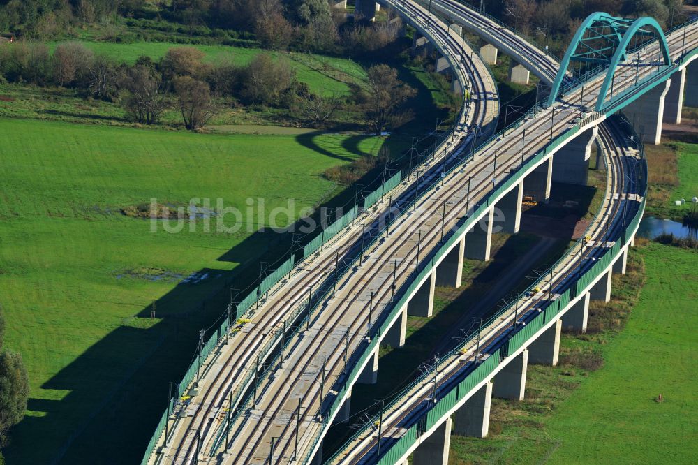 Rattmannsdorf von oben - Viadukt des Bahn- Brückenbauwerk in Rattmannsdorf im Bundesland Sachsen-Anhalt, Deutschland