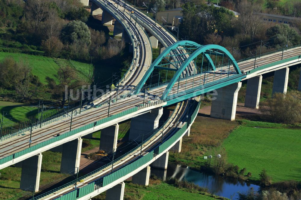 Rattmannsdorf von oben - Viadukt des Bahn- Brückenbauwerk in Rattmannsdorf im Bundesland Sachsen-Anhalt, Deutschland