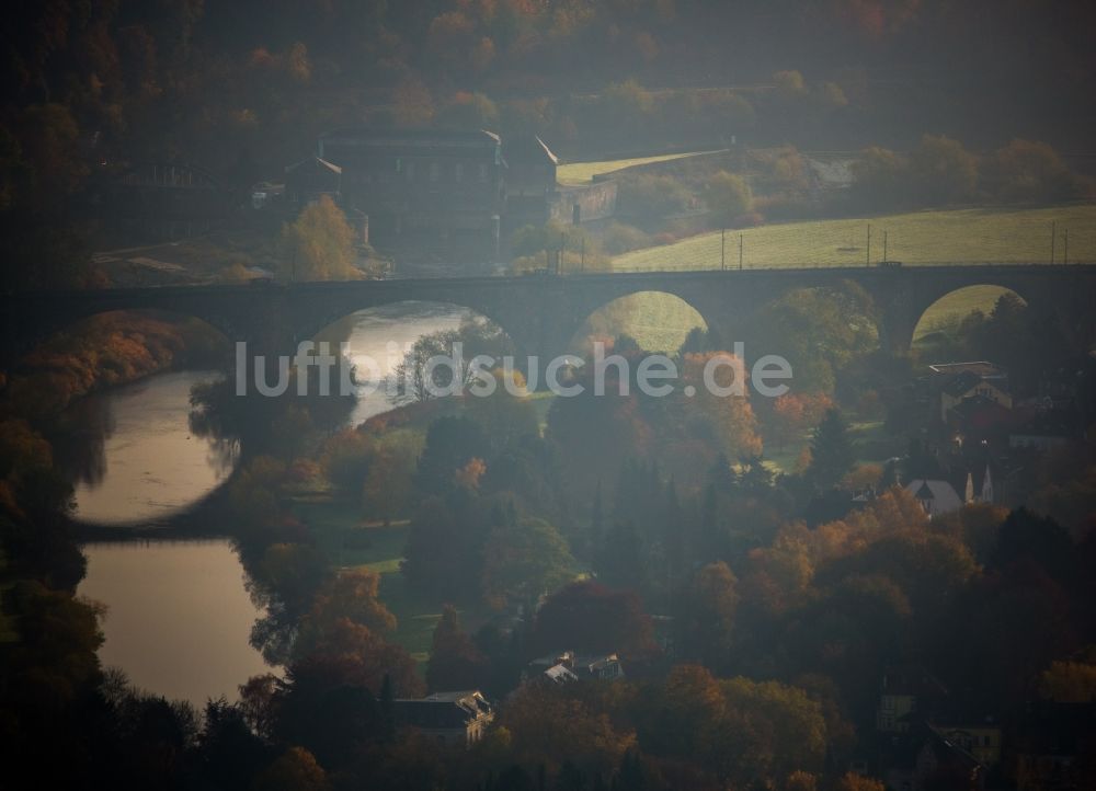 Witten aus der Vogelperspektive: Viadukt des Bahn- Brückenbauwerk Ruhrviadukt im herbstlichen Nebel in Witten im Bundesland Nordrhein-Westfalen