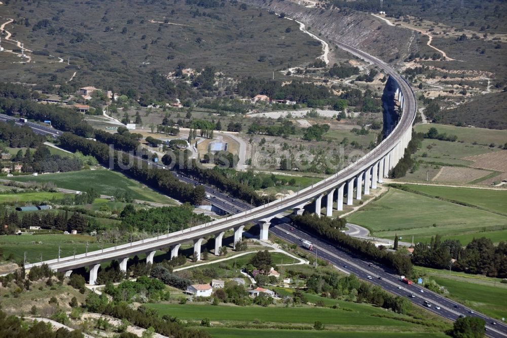 Luftaufnahme Ventabren - Viadukt des Bahn- Brückenbauwerk in Ventabren in Provence-Alpes-Cote d'Azur, Frankreich