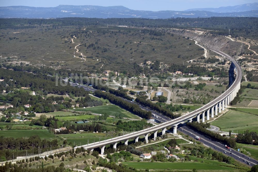 Ventabren von oben - Viadukt des Bahn- Brückenbauwerk in Ventabren in Provence-Alpes-Cote d'Azur, Frankreich