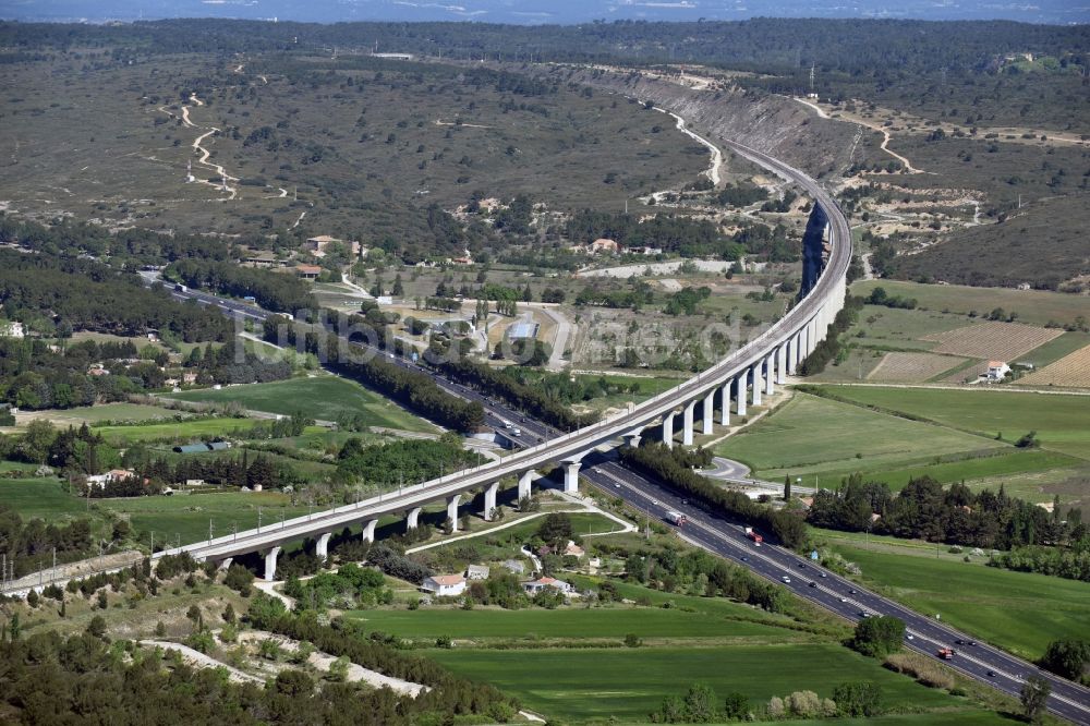 Ventabren aus der Vogelperspektive: Viadukt des Bahn- Brückenbauwerk in Ventabren in Provence-Alpes-Cote d'Azur, Frankreich