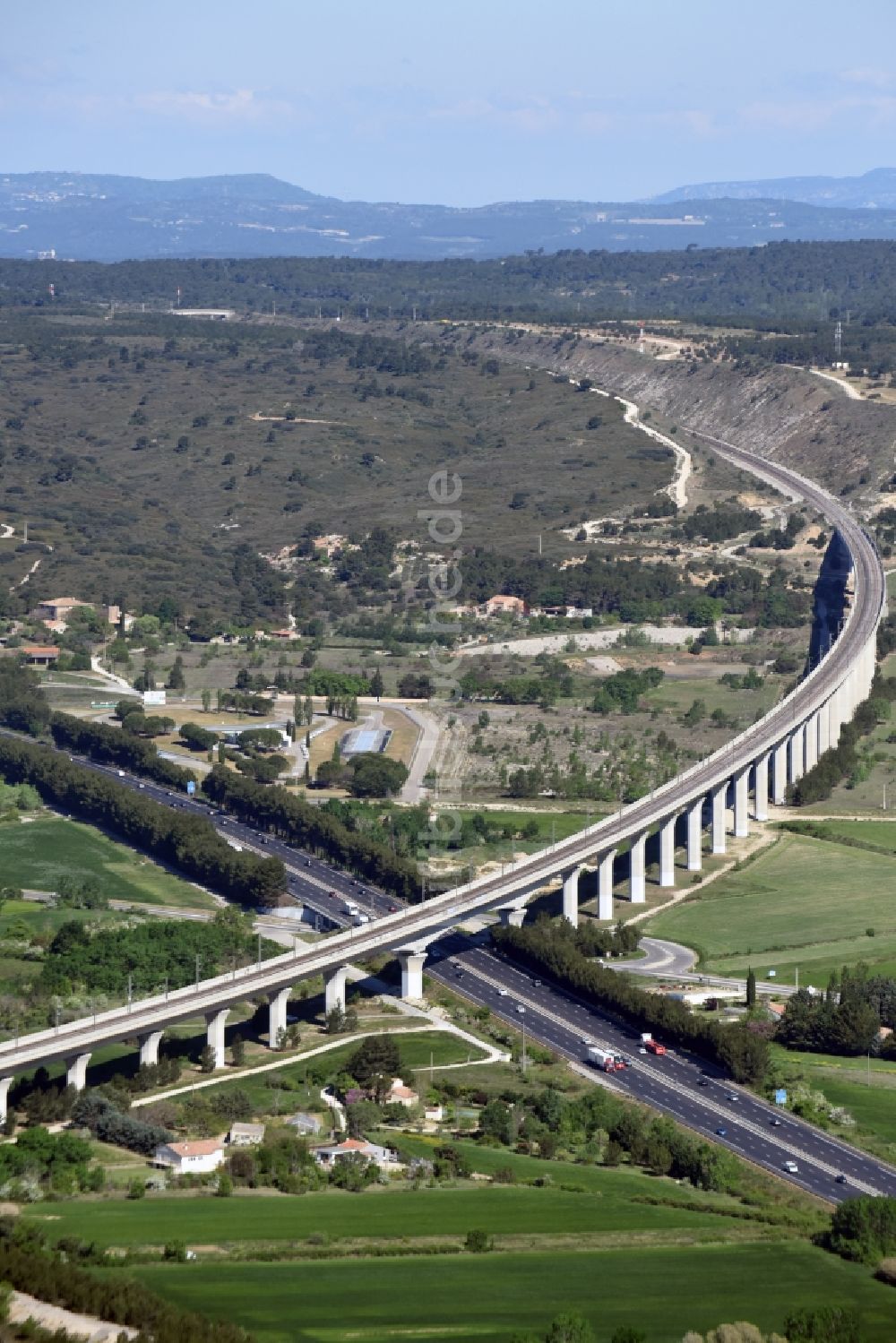 Luftaufnahme Ventabren - Viadukt des Bahn- Brückenbauwerk in Ventabren in Provence-Alpes-Cote d'Azur, Frankreich