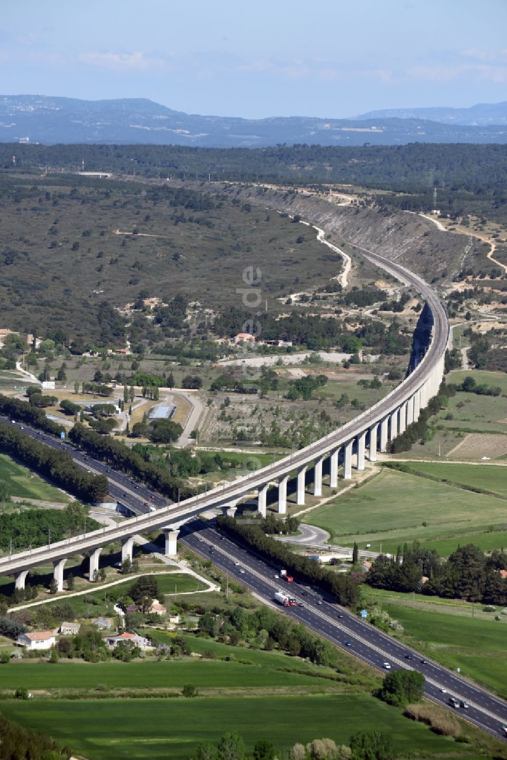 Ventabren von oben - Viadukt des Bahn- Brückenbauwerk in Ventabren in Provence-Alpes-Cote d'Azur, Frankreich