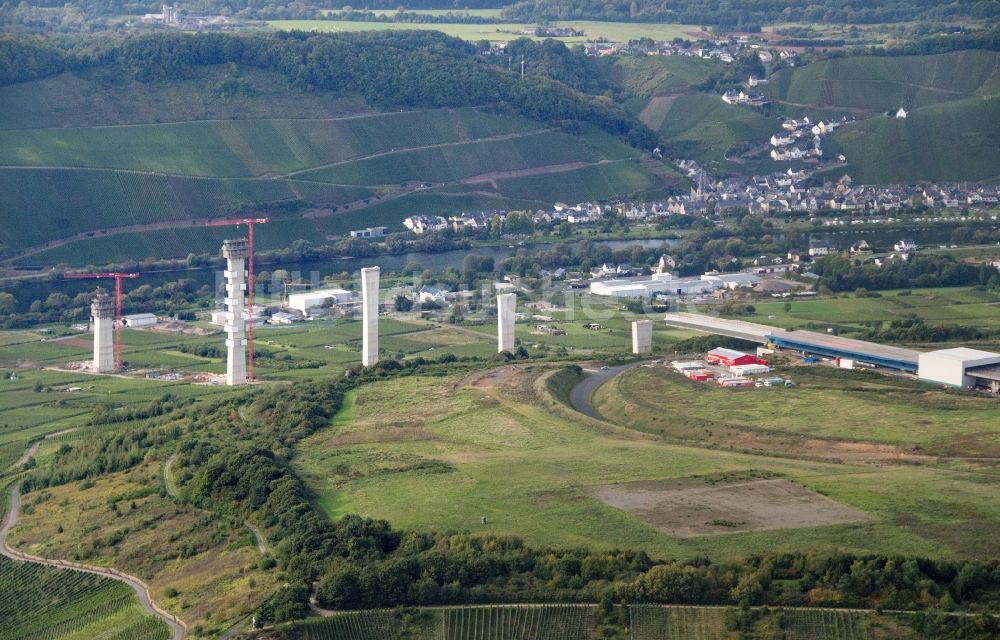 Zeltingen-Rachtig von oben - Viadukt- Brückenneubau- Baustelle zum Hochmoselübergang bei Zeltingen-Rachtig im Bundesland Rheinland-Pfalz