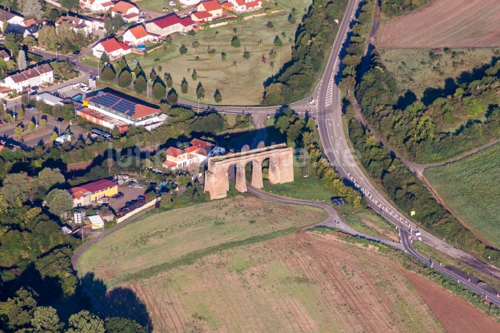 Luftaufnahme Marnheim - Viadukt des ehemaligen Bahn- Brückenbauwerks über die Primm in Marnheim im Bundesland Rheinland-Pfalz, Deutschland