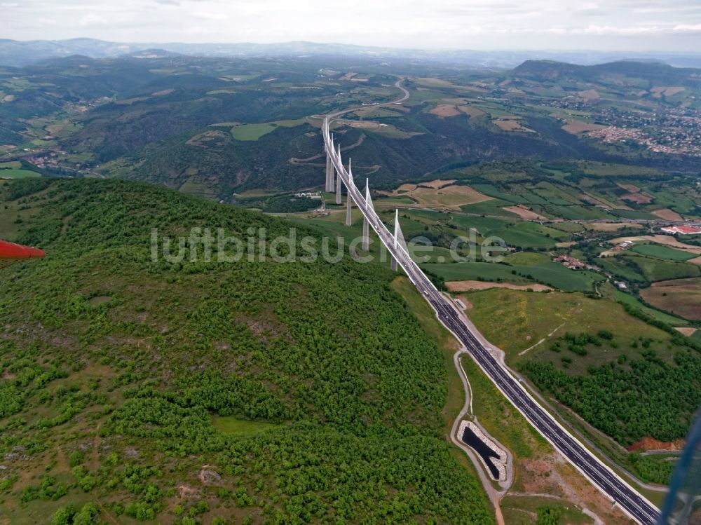 Luftbild Midi-Pyrénées - Viadukt der Schnellstraße A75 - Autobahn Brücke Millau Viaduc de Millau in Midi-Pyrénées in Frankreich