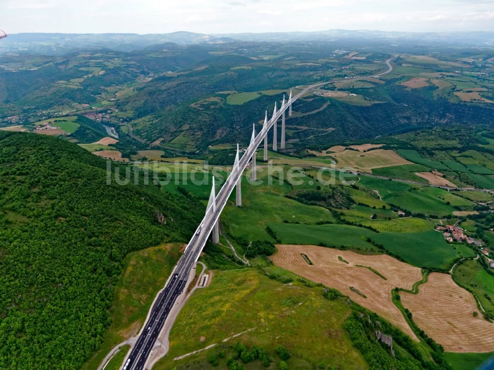 Luftaufnahme Midi-Pyrénées - Viadukt der Schnellstraße A75 - Autobahn Brücke Millau Viaduc de Millau in Midi-Pyrénées in Frankreich