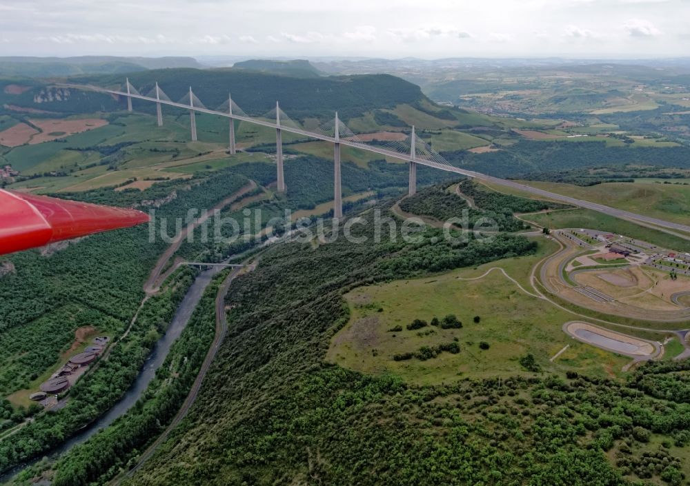 Midi-Pyrénées von oben - Viadukt der Schnellstraße A75 - Autobahn Brücke Millau Viaduc de Millau in Midi-Pyrénées in Frankreich