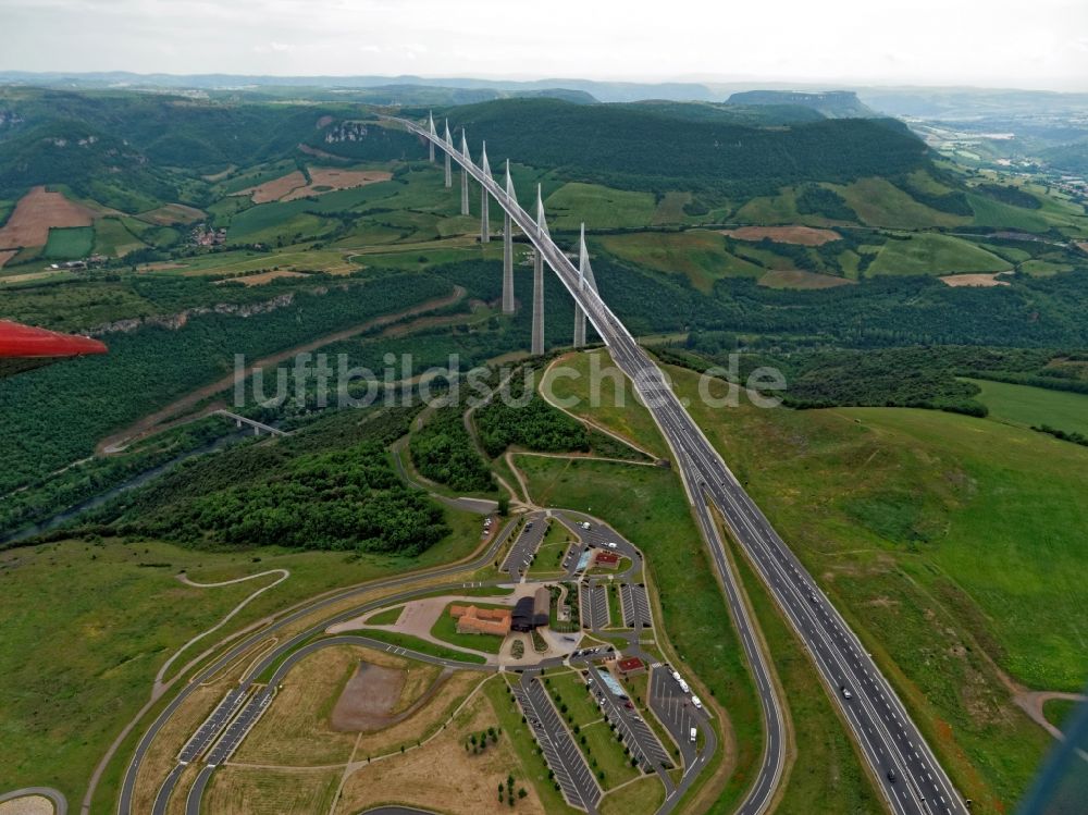 Luftbild Midi-Pyrénées - Viadukt der Schnellstraße A75 - Autobahn Brücke Millau Viaduc de Millau in Midi-Pyrénées in Frankreich