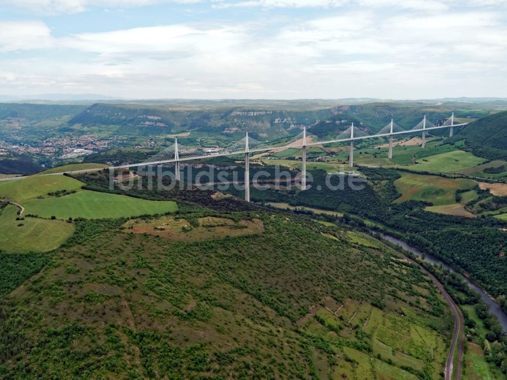 Luftaufnahme Midi-Pyrénées - Viadukt der Schnellstraße A75 - Autobahn Brücke Millau Viaduc de Millau in Midi-Pyrénées in Frankreich