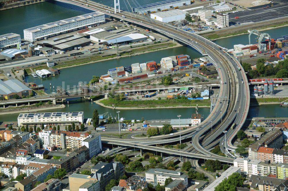 Mannheim aus der Vogelperspektive: Viadukt der Schnellstraße B44 über den Rhein am Hafengebiet in Mannheim im Bundesland Baden-Württemberg