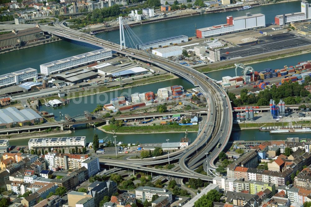 Luftbild Mannheim - Viadukt der Schnellstraße B44 über den Rhein am Hafengebiet in Mannheim im Bundesland Baden-Württemberg