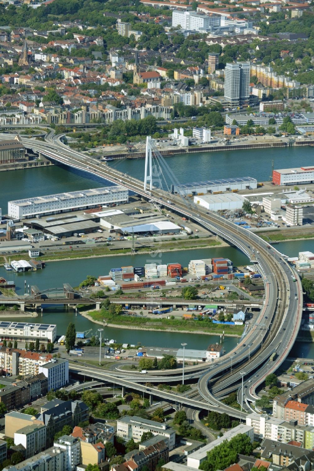 Luftaufnahme Mannheim - Viadukt der Schnellstraße B44 über den Rhein am Hafengebiet in Mannheim im Bundesland Baden-Württemberg