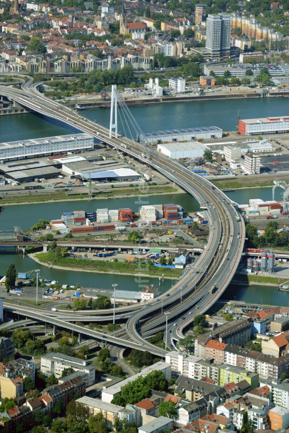 Mannheim von oben - Viadukt der Schnellstraße B44 über den Rhein am Hafengebiet in Mannheim im Bundesland Baden-Württemberg