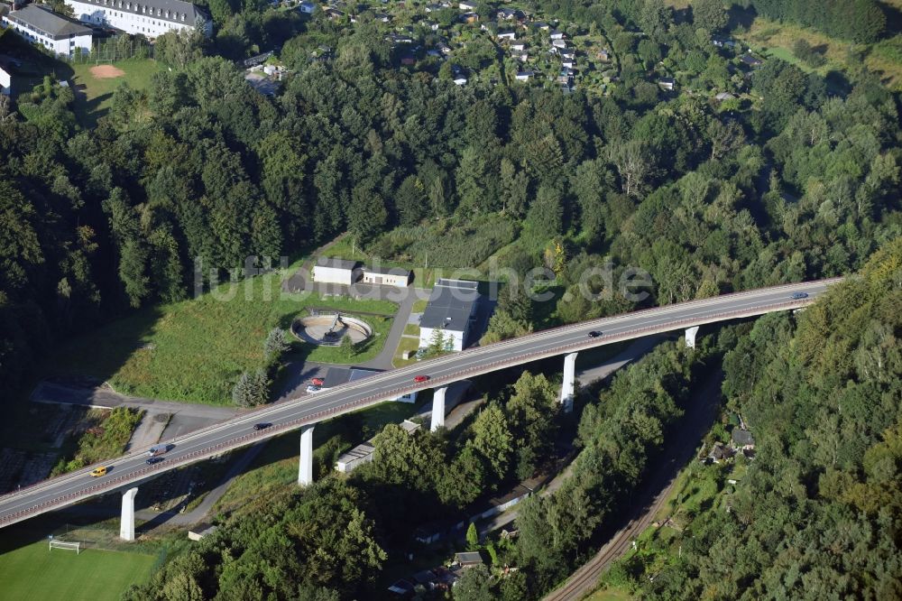 Aue aus der Vogelperspektive: Viadukt der Schnellstraße Chemnitzer Straße in Aue im Bundesland Sachsen