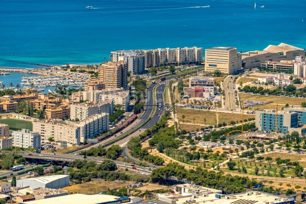 Palma von oben - Viadukt der Schnellstraße Ma-19 in Palma in Balearische Insel Mallorca, Spanien