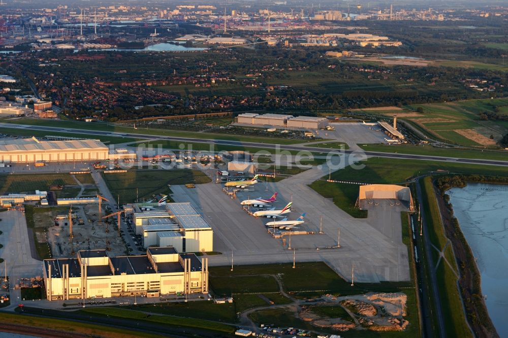 Hamburg von oben - Vier Flugzeuge des Typs Airbus A380-800 auf dem Werksgelände der Airbus Deutschland GmbH - Flugplatz Hamburg-Finkenwerder