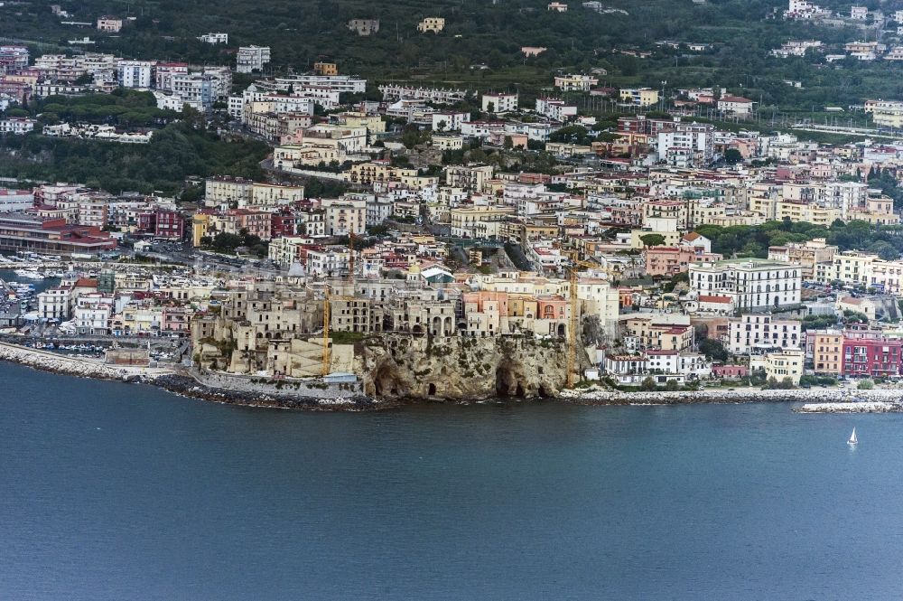 Luftbild Pozzuoli - Viertel Rione Terra in Pozzuoli in Italien