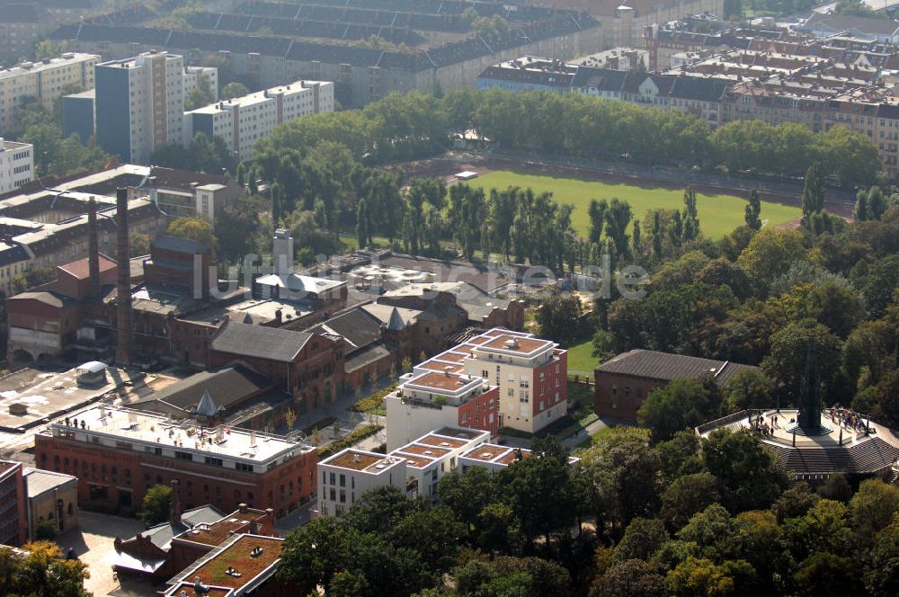 Berlin aus der Vogelperspektive: Viktoriapark mit Nationaldenkmal für die Befreiungskriege, Katzbach- Stadion und Gebäudekomplex