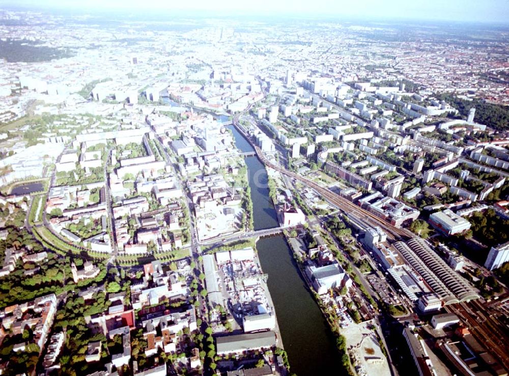 Luftbild Berlin - Kreuzberg - Viktoriaspeicher der BEHALA an der Spree in Berlin - Kreuzberg.