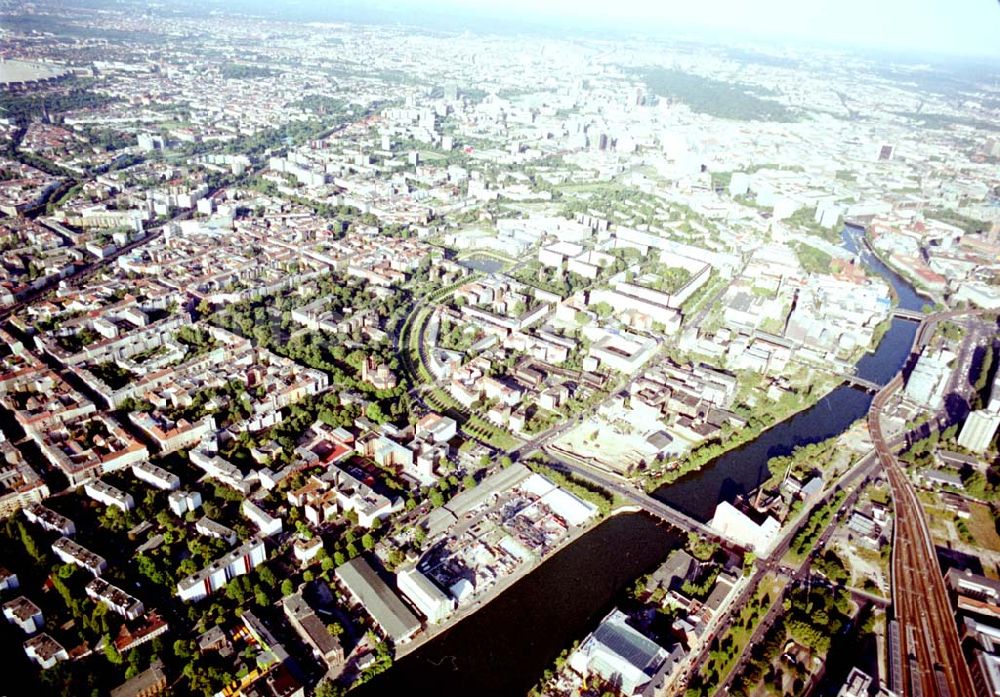 Luftaufnahme Berlin - Kreuzberg - Viktoriaspeicher der BEHALA an der Spree in Berlin - Kreuzberg.