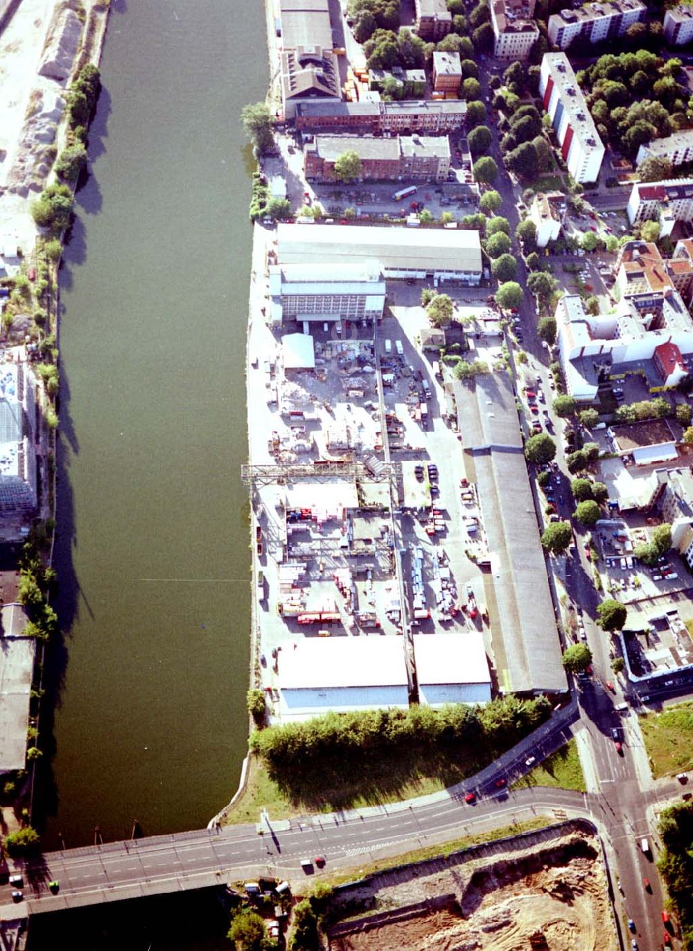 Berlin - Kreuzberg von oben - Viktoriaspeicher der BEHALA an der Spree in Berlin - Kreuzberg.