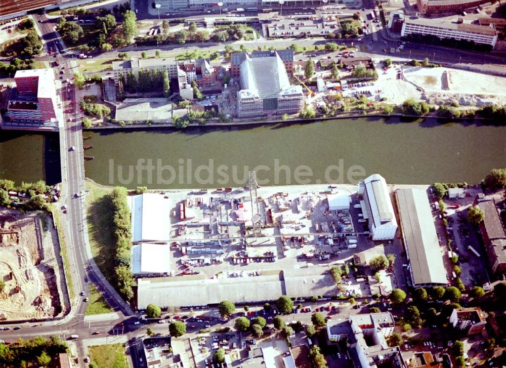 Luftaufnahme Berlin - Kreuzberg - Viktoriaspeicher der BEHALA an der Spree in Berlin - Kreuzberg.