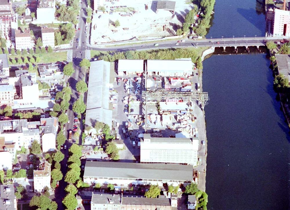 Berlin - Kreuzberg von oben - Viktoriaspeicher der BEHALA an der Spree in Berlin - Kreuzberg.