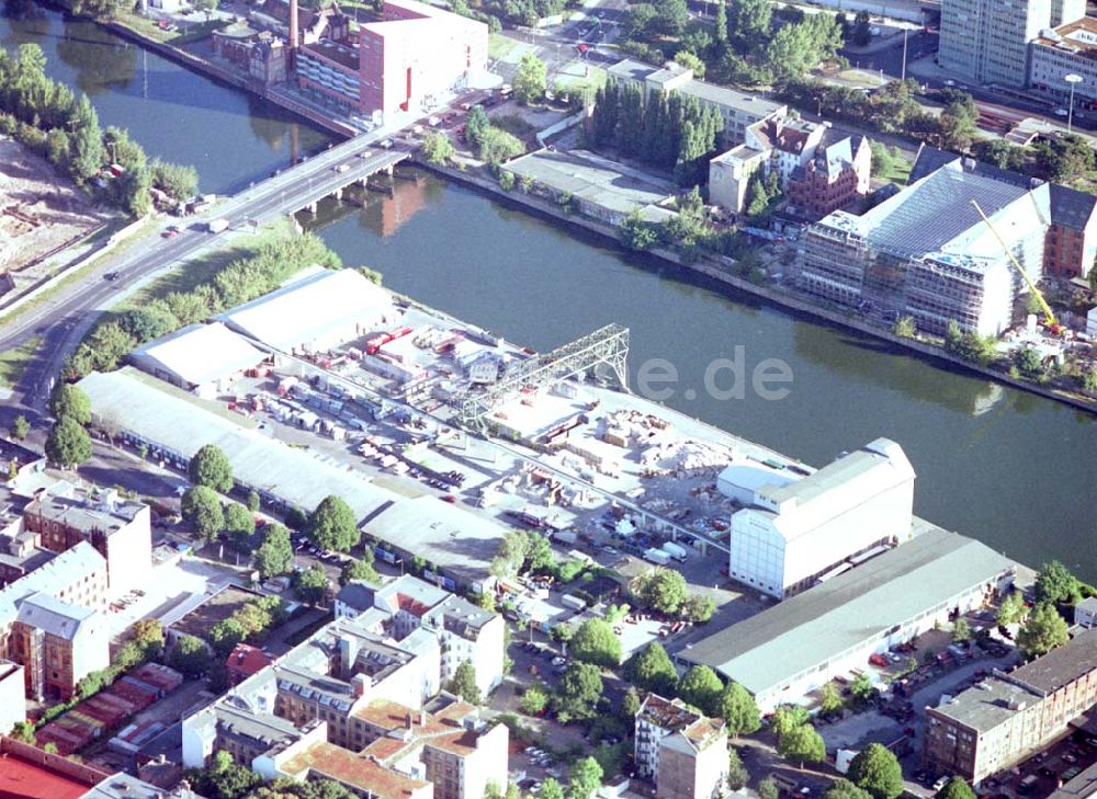 Luftbild Berlin - Kreuzberg - Viktoriaspeicher der BEHALA an der Spree in Berlin - Kreuzberg.