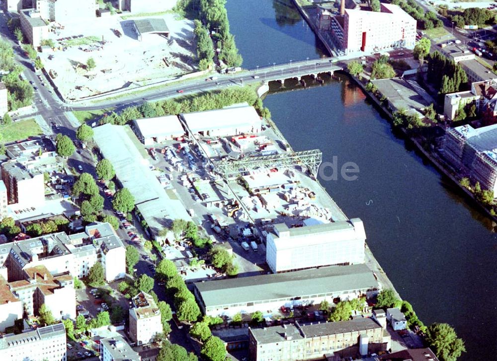 Berlin - Kreuzberg von oben - Viktoriaspeicher der BEHALA an der Spree in Berlin - Kreuzberg.