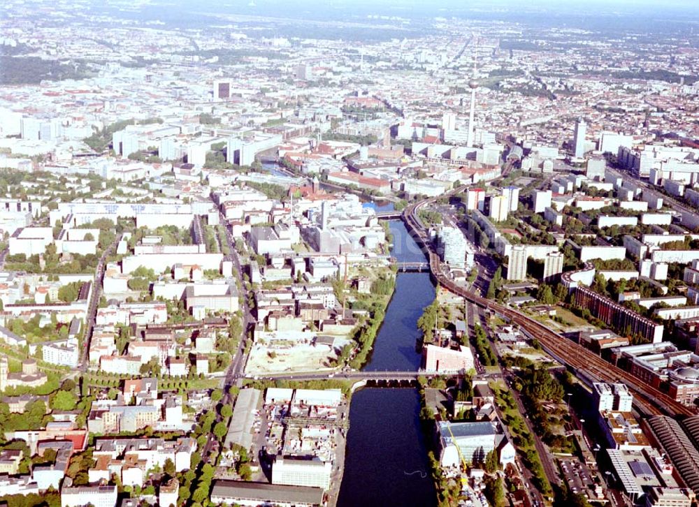 Berlin - Kreuzberg aus der Vogelperspektive: Viktoriaspeicher der BEHALA an der Spree in Berlin - Kreuzberg.