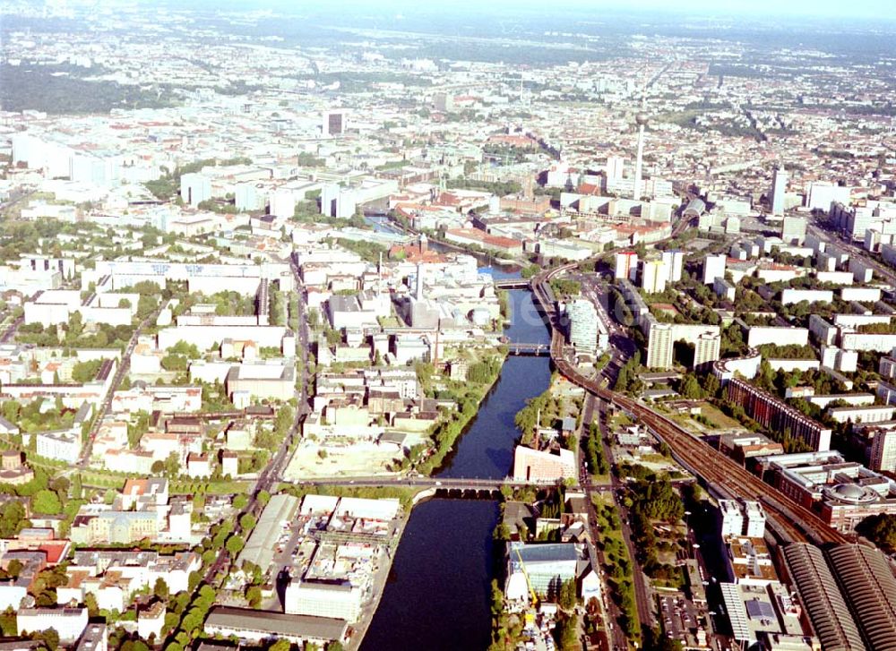 Luftbild Berlin - Kreuzberg - Viktoriaspeicher der BEHALA an der Spree in Berlin - Kreuzberg.