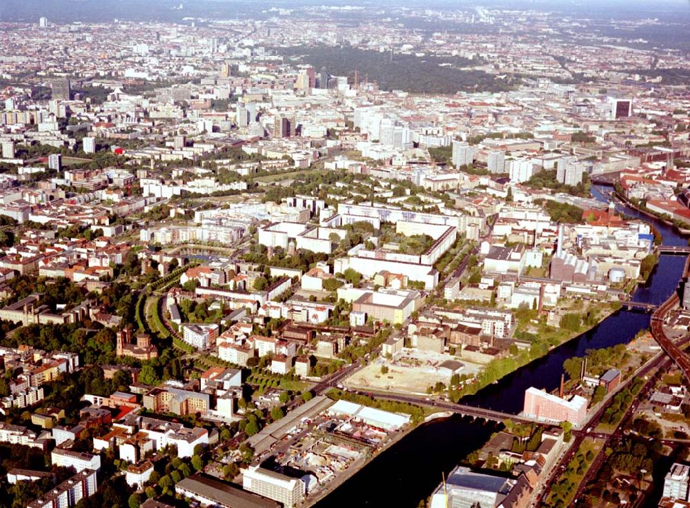 Luftaufnahme Berlin - Kreuzberg - Viktoriaspeicher der BEHALA an der Spree in Berlin - Kreuzberg.