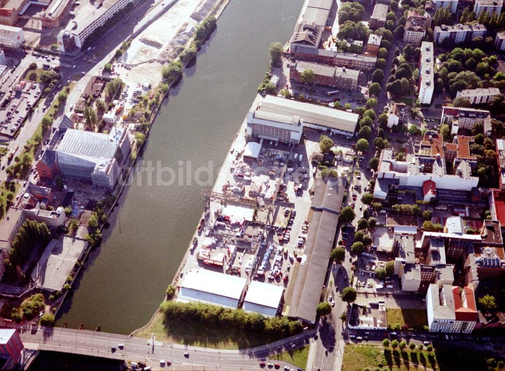 Berlin - Kreuzberg von oben - Viktoriaspeicher der BEHALA an der Spree in Berlin - Kreuzberg.